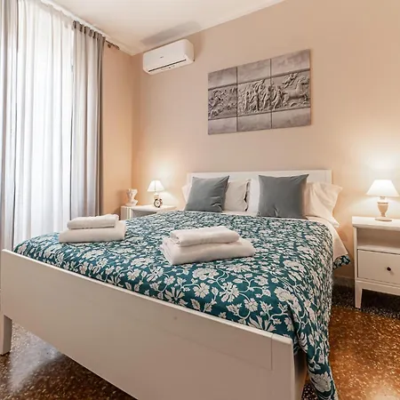 Apartment In Tuscolana Train Station & Metro A *