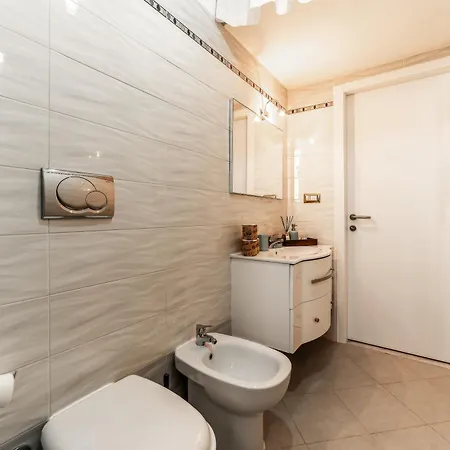 Apartment In Tuscolana Train Station & Metro A