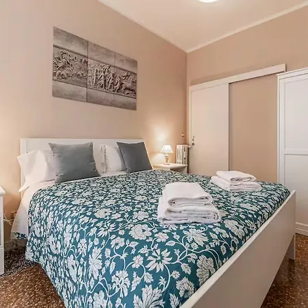 Apartment In Tuscolana Train Station & Metro A *